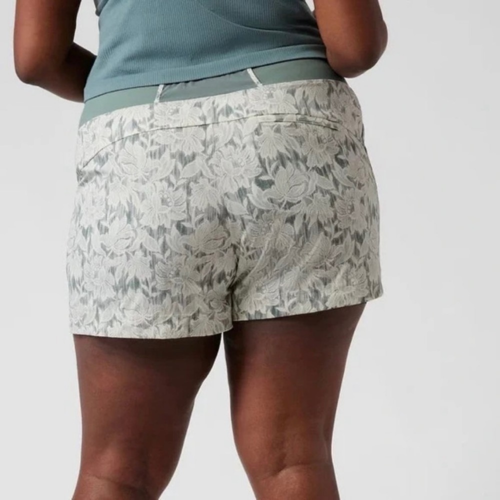 Athleta Trekkie North Short Ethereal Bloom Magnolia White Floral Boho Size 2 - Picture 5 of 15